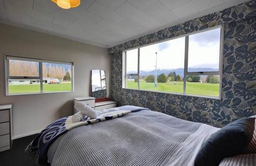 Te Anau House | Te Anau Retro Retreat