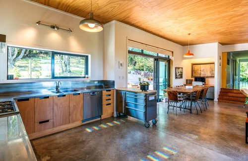 Ostend House | Te Kohanga (The Nest) with spa and FREE use of car*