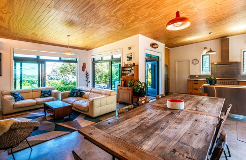 Ostend House | Te Kohanga (The Nest) with spa and FREE use of car*