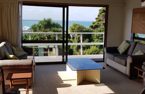 Riverton House | Te Moana - Fantastic Seaviews from relaxing beach bach, 2 mins walk to beach