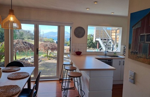 Acacia Bay House | Te Urunga Place – Modern Comfort Near the Lake