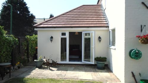 Crosby House | TEA in Liverpool - Private - Quiet - Ground Floor - En-suite - Walk-in-shower