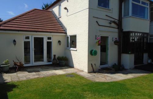 Crosby House | TEA in Liverpool - Private - Quiet - Ground Floor - En-suite - Walk-in-shower