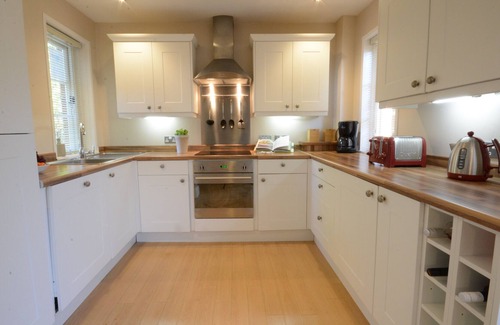 Martlesham Heath Cottage | TEACHER'S HOUSE, ALDERTON, pet friendly, with a garden in Woodbridge