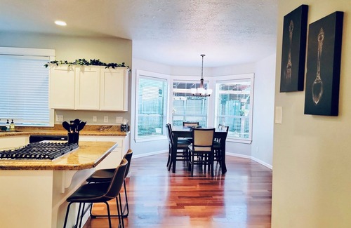 Albany House | Teak and Jordan Estates- Sleeps 24!