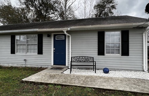 Candler House | Teak House-Relaxing under the Sycamore Trees/Pet Friendly