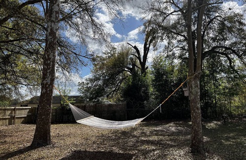 Candler House | Teak House-Relaxing under the Sycamore Trees/Pet Friendly