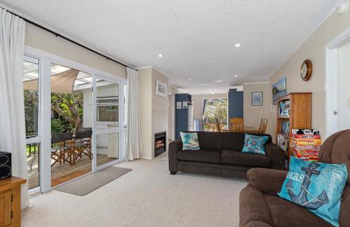Helena Bay House | Teal Bay Treasure - Teal Bay Holiday Home