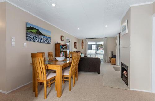 Helena Bay House | Teal Bay Treasure - Teal Bay Holiday Home