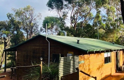 Peerabeelup House | Teal Chalet - Deluxe with private jetty Pemberton