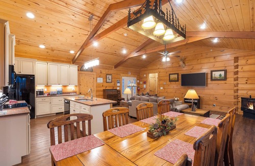 Kirbyville Cabin | Teal’s Treasure – Secluded Lakeside Cabin for 8!