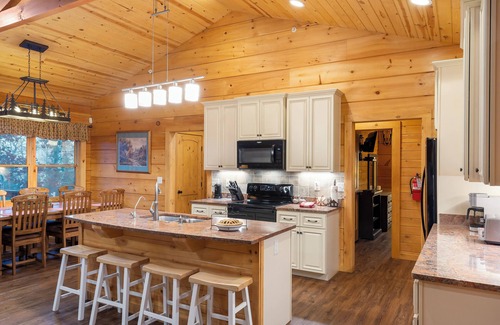 Kirbyville Cabin | Teal’s Treasure – Secluded Lakeside Cabin for 8!