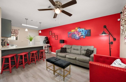 Pineville Apartment | Team Ready King Bed 3 TVs Kitchen Parking W/D