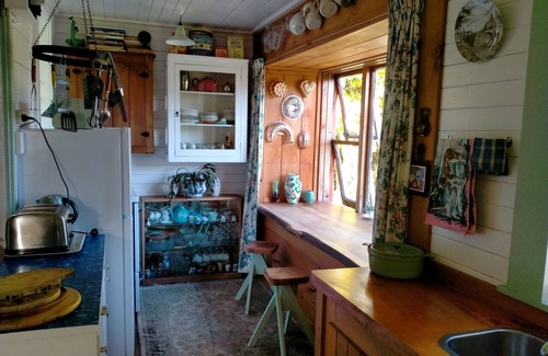 Hari Hari Cottage | Teapot Cottage (50's time-warp)