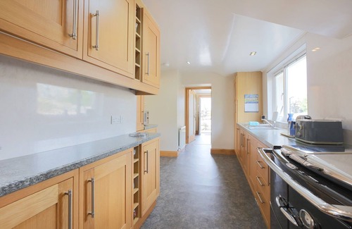 Newton Stewart Cottage | Teapot Cottage - a cottage that sleeps 6 guests in 3 bedrooms