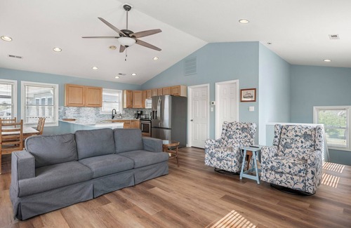 Colington Harbour House | Tech na Mara: Ensuite Bedroom | Private Boat Dock