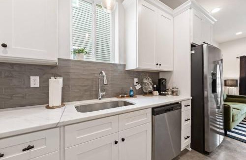 Lafayette Apartment | Teche House KING Bed Luxury Getaway Fast WiFi