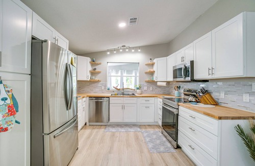 Grove City House | Tee Off & Soak Up Sun! Airy Englewood Gem w/Yard