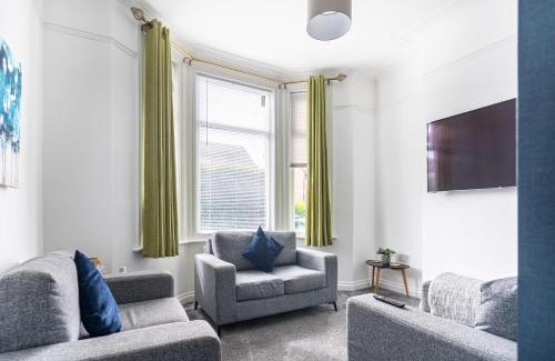 Redcar Apartment | Teesside House - Sleeps up to 10