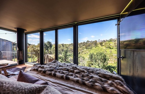 Hepburn Cottage | Teetering over a ravine, with a petrified stone bath older than the dinosaurs