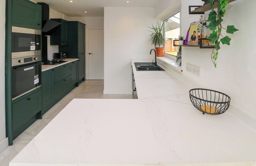 Bridgend Cottage | TEGFAN, pet friendly, with hot tub in Bridgend