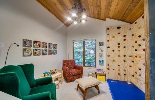 Elkhorn Village House | Teleidoscope Retreat