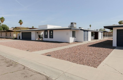 Kyrene-Superstition Apartment | Tempe Retreat: 2BR w/Laundry + Covered Parking