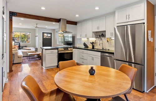 Templeton House | Templeton Creekside Cottage-Two en suites, wine fridge, pets ok!