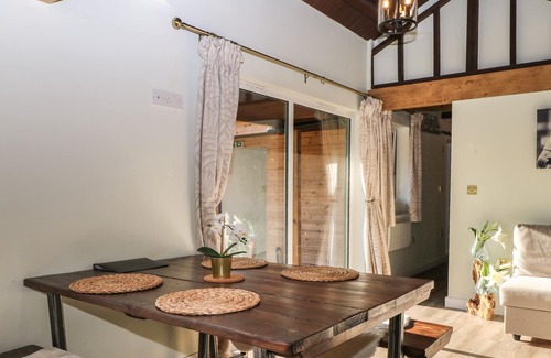 Aldermaston Wharf Apartment | TEMPORALE - NO. 4, pet friendly, with a garden in Goring-On-Thames