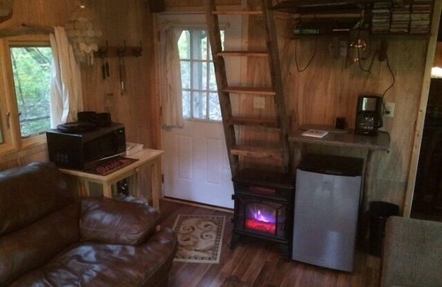 Nauvoo Cabin | Ten Acre Treehouse "Whitetail" Sleeps 2-4