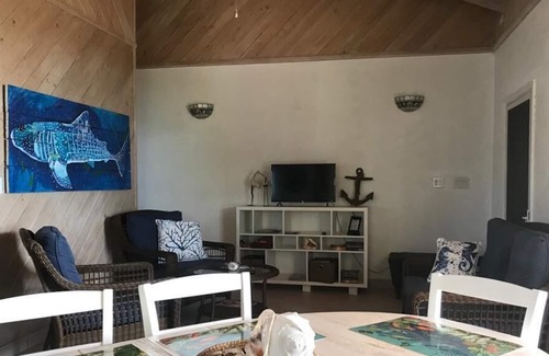 Cartwright House | Ten minutes from Deans Blue Hole! Summer Special- 25% Off on 25 days or more!!