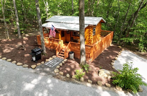 Whiteside Cabin | Tennessee River Gorge® Mt. #2 Treehouse "Amish Built"