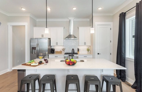 Whitebridge House | Tennessee Two Step - With 2 car garage and rooftop patio - 10 min to Broadway!