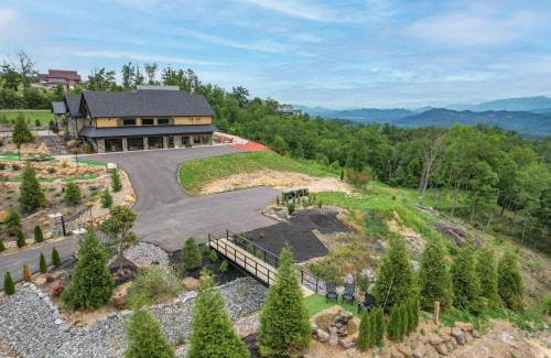 Gatlinburg - Pigeon Forge House | Tennessee Whiskey, Indoor Pool, Amazing Views, Theater Room, Hot Tub, 5 Star Luxury!