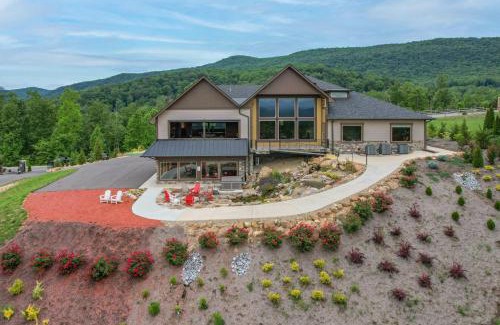 Gatlinburg - Pigeon Forge House | Tennessee Whiskey, Indoor Pool, Amazing Views, Theater Room, Hot Tub, 5 Star Luxury!