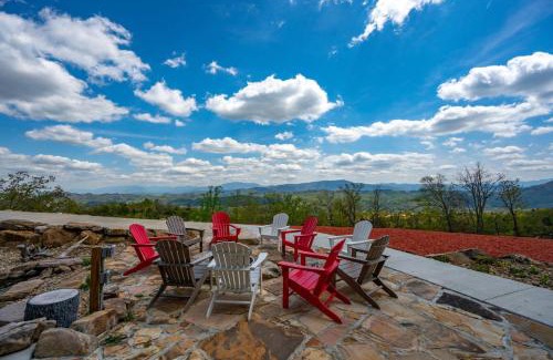Gatlinburg - Pigeon Forge House | Tennessee Whiskey, Indoor Pool, Amazing Views, Theater Room, Hot Tub, 5 Star Luxury!