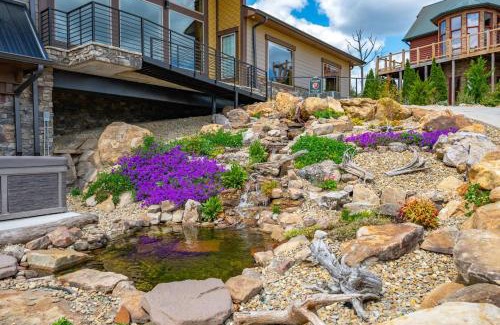 Gatlinburg - Pigeon Forge House | Tennessee Whiskey, Indoor Pool, Amazing Views, Theater Room, Hot Tub, 5 Star Luxury!