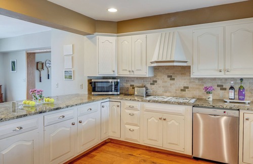 Charles City House | Tennis Court & Deck: Pet-Friendly Charles City Gem