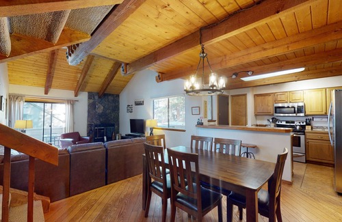 Tennis Village Condo | Tennis Village Escape with A/C, BBQ & Fireplace
