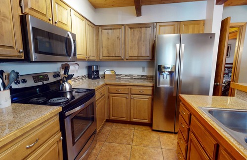 Tennis Village Condo | Tennis Village Escape with A/C, BBQ & Fireplace