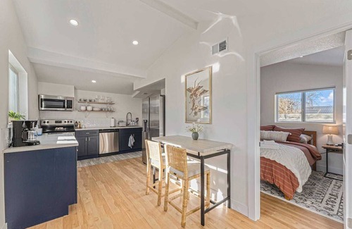 Regis House | Tennyson Boho Stay Fenced Yard Pet-Friendly