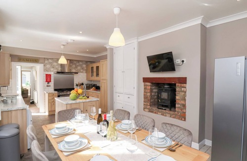 Bridlington Old Town Cottage | TENNYSON GRANGE, pet friendly, with hot tub in Bridlington