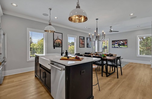 Berry Hill Cottage | Tenor - Private Rooftop - 8 Mins to Broadway