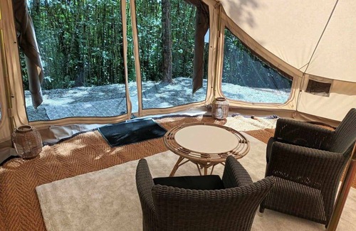 Lacapelle-Pinet Cabin | Tente Glamping Dans le Calme, Avec Piscine, Salle de Bain et Cuisine