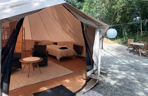 Lacapelle-Pinet Cabin | Tente Glamping Dans le Calme, Avec Piscine, Salle de Bain et Cuisine