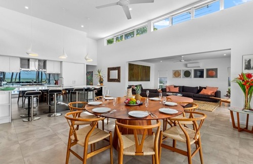 Oak Beach House | Tenterfield on Oak is the serene tropical beachfront retreat you have been searching for!