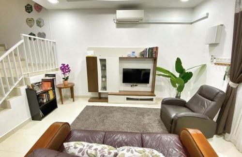 Kampung Darat Mak Bar House | Teratak Persona Homestay. 4 rooms double storey terrace in Kuantan City.