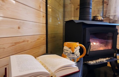 Bracebridge House | Teremok Log Cabin & Cedar Hot Tub & Sauna on Wood