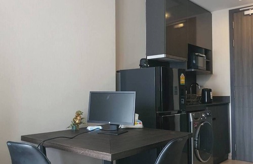 Khlong Toei Nuea Apartment | Terminal 21 meeting room office chair desk 1 min walk to BTS MRT dryer smart TV