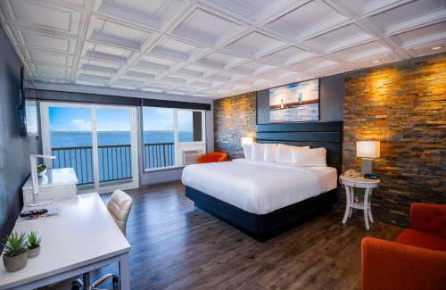 Escanaba Hotel | Terrace Bay Hotel - Lakefront